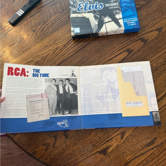 The Elvis Treasures Book - Picture 8 of 9